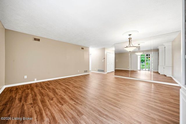 1602 Gardiner Ln APT 130, Louisville, KY 40205