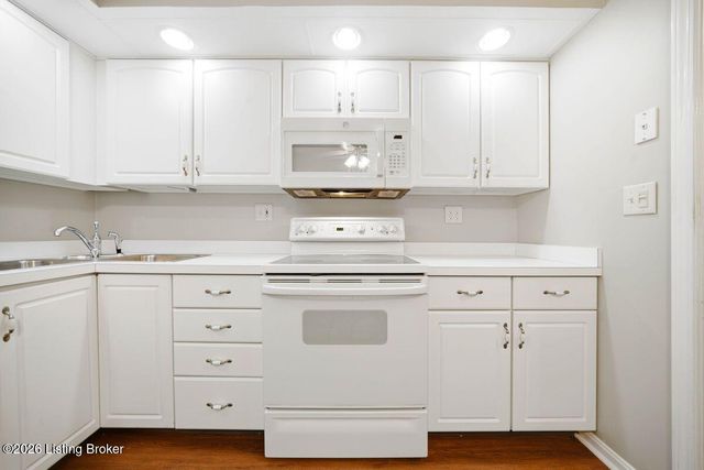 1602 Gardiner Ln APT 130, Louisville, KY 40205