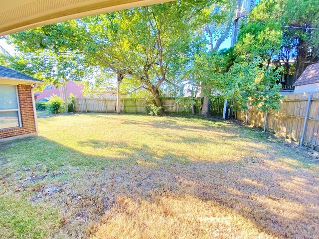 132 Hedgerow Lane, Lewisville, TX 75057