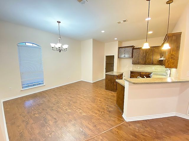 132 Hedgerow Lane, Lewisville, TX 75057