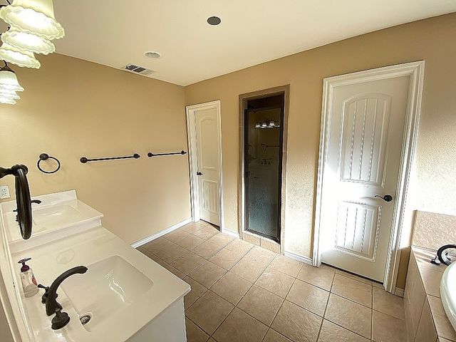 132 Hedgerow Lane, Lewisville, TX 75057