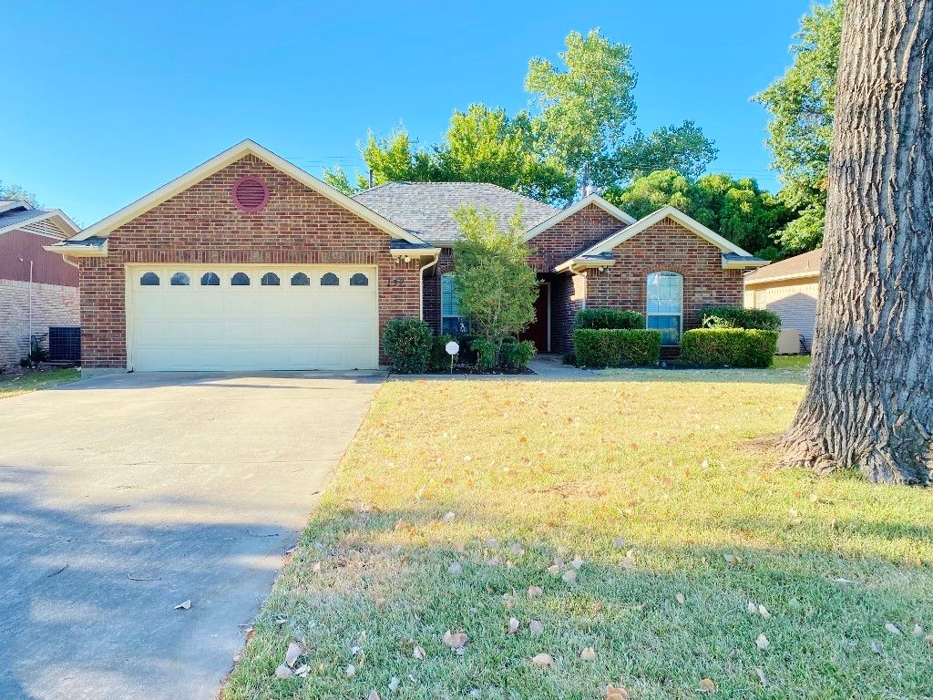 132 Hedgerow Lane, Lewisville, TX 75057