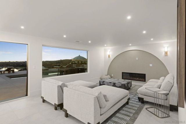 3080 Lloyd St, San Diego, CA 92117