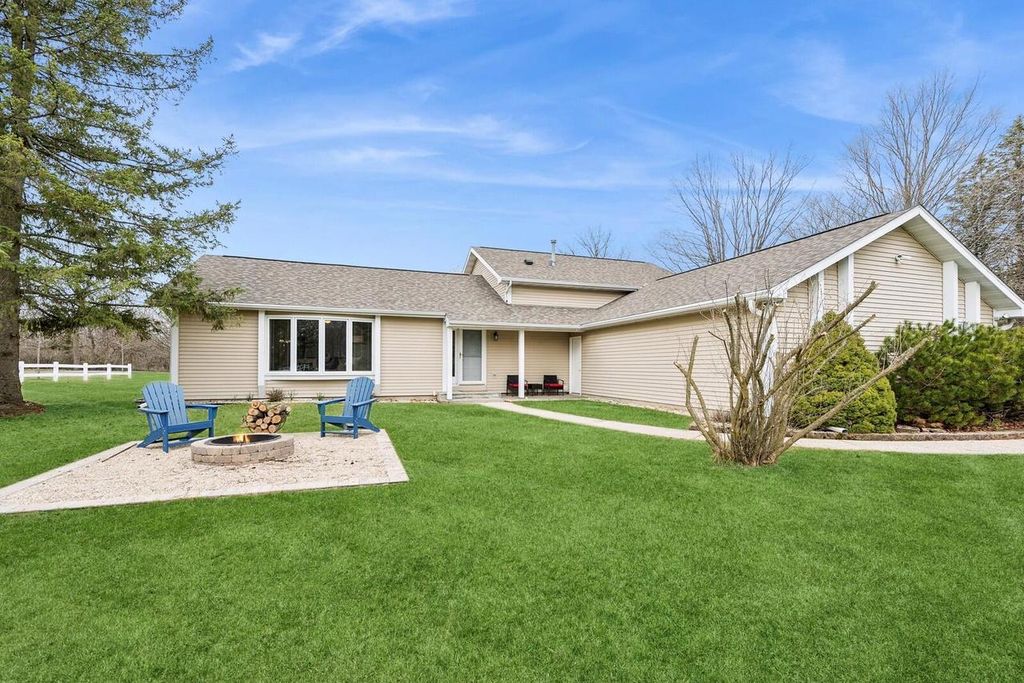 N2021 N Lake Shore DRIVE, Fontana, WI 53125