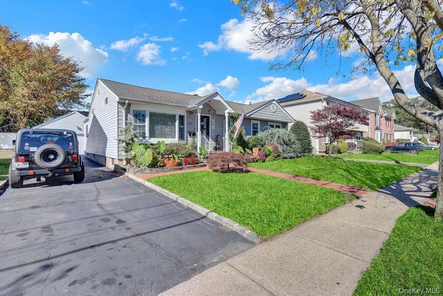 600 Dogwood Avenue, Franklin Square, NY 11010