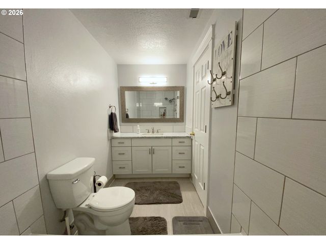 14225 Se CENTER St, Portland, OR 97236
