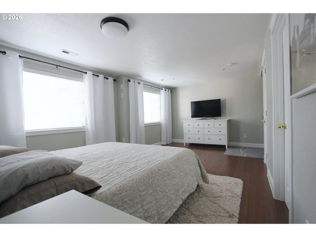 14225 Se CENTER St, Portland, OR 97236