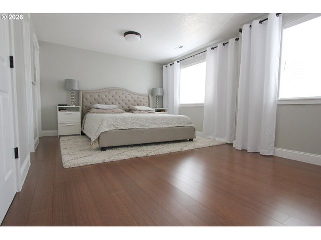 14225 Se CENTER St, Portland, OR 97236