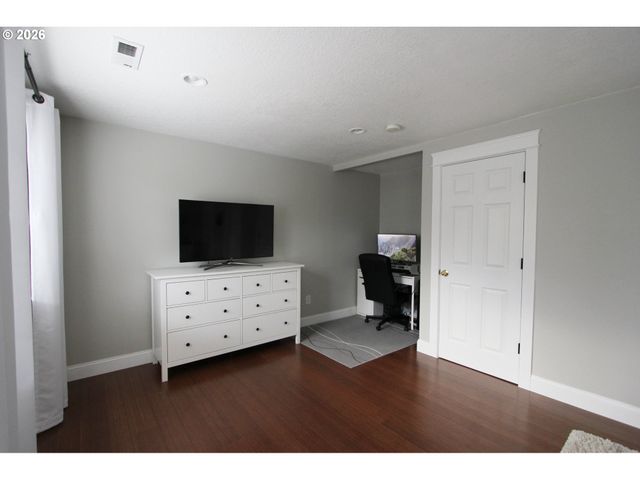 14225 Se CENTER St, Portland, OR 97236