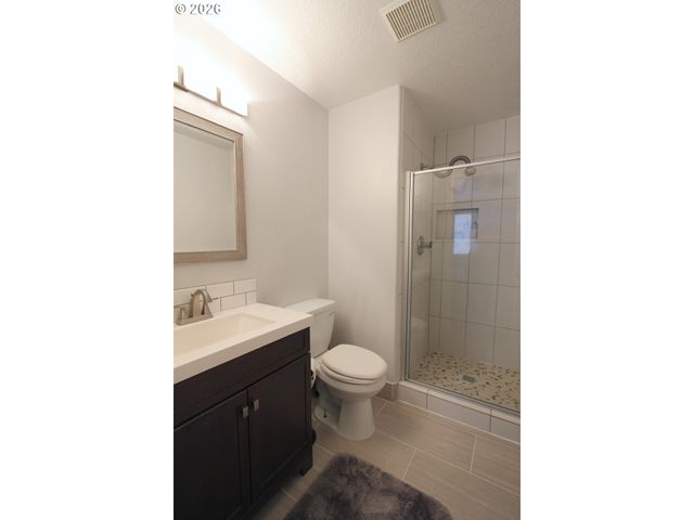 14225 Se CENTER St, Portland, OR 97236