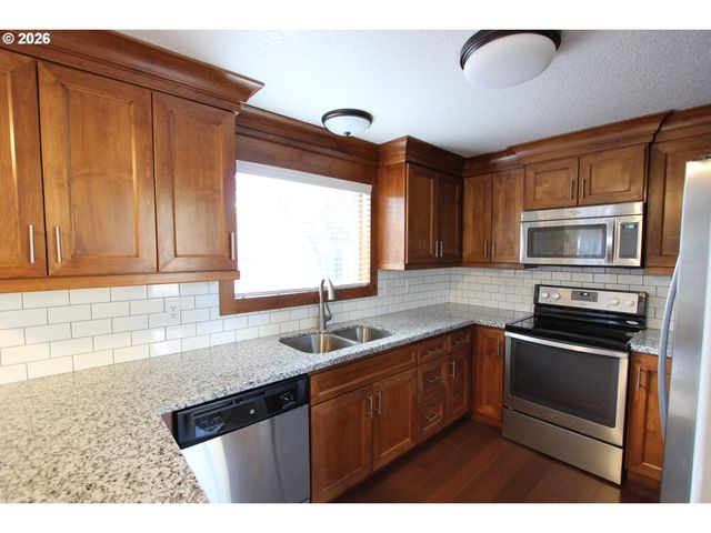 14225 Se CENTER St, Portland, OR 97236