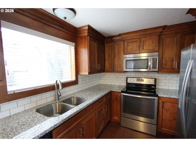 14225 Se CENTER St, Portland, OR 97236