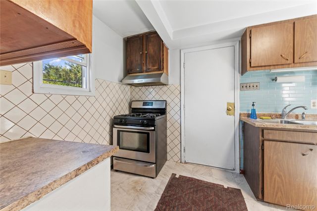 11399 Lumpkin Street, Hamtramck, MI 48212