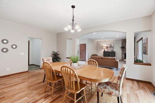 7117 Oakridge Trail, Shakopee, MN 55379