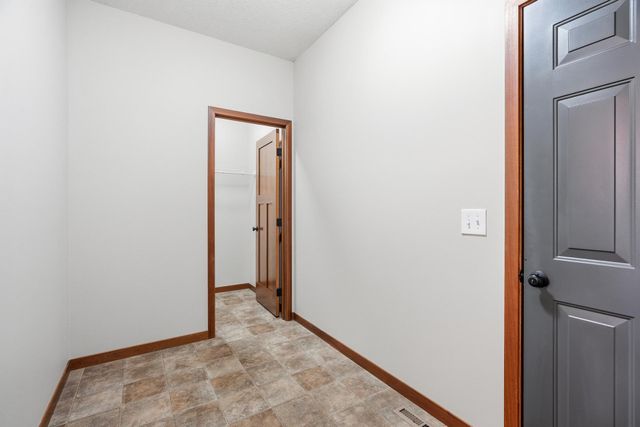 7117 Oakridge Trail, Shakopee, MN 55379
