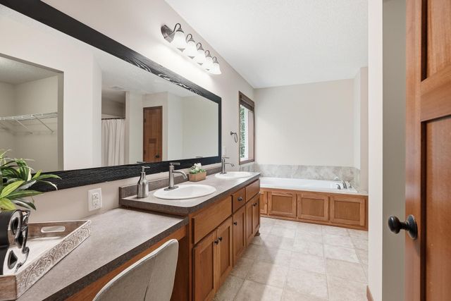 7117 Oakridge Trail, Shakopee, MN 55379