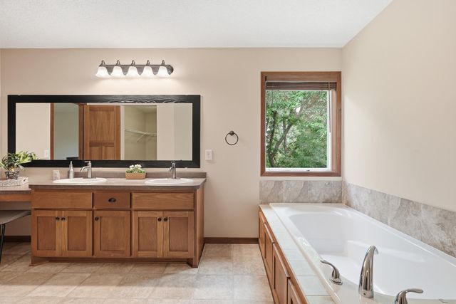 7117 Oakridge Trail, Shakopee, MN 55379
