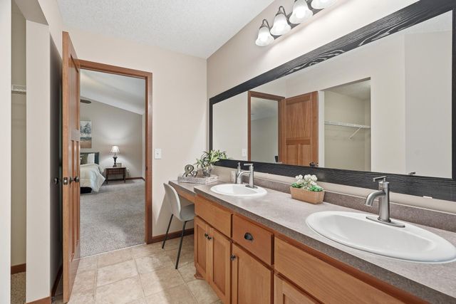 7117 Oakridge Trail, Shakopee, MN 55379