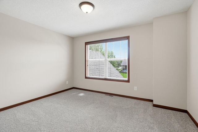 7117 Oakridge Trail, Shakopee, MN 55379
