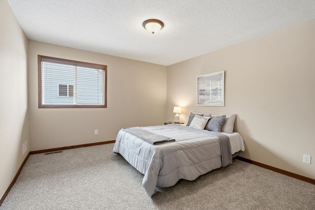 7117 Oakridge Trail, Shakopee, MN 55379