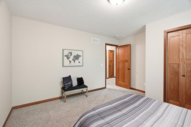 7117 Oakridge Trail, Shakopee, MN 55379