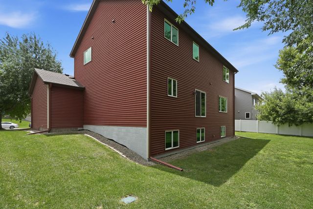 7117 Oakridge Trail, Shakopee, MN 55379