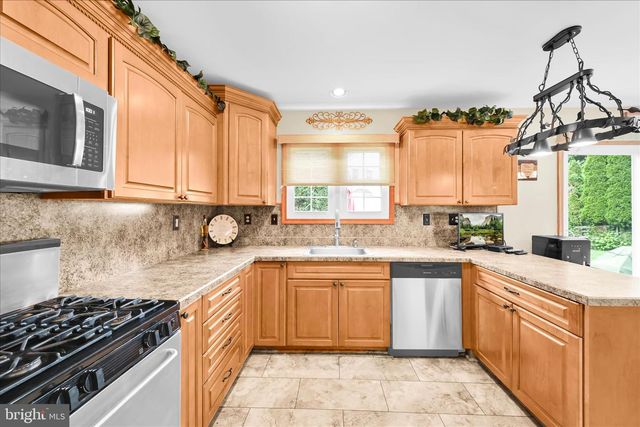 232 BEATRICE LN, Aston, PA 19014