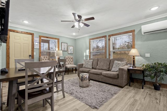 405 W College Street, Branson, MO 65616