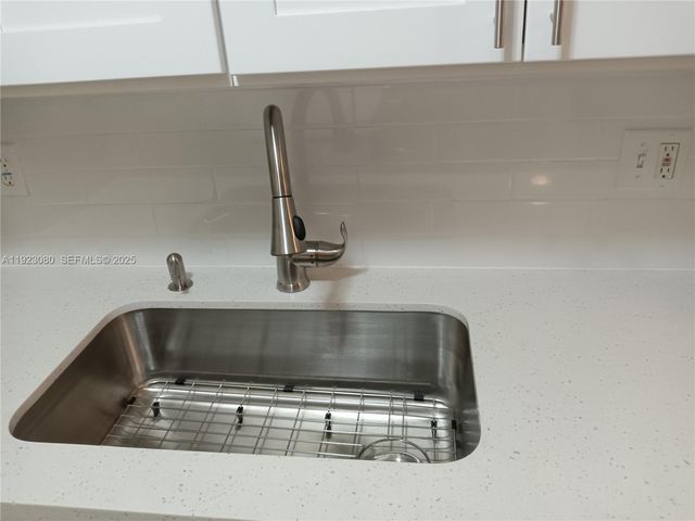 5861 NE 18th Ave 2, Fort Lauderdale, FL 33334