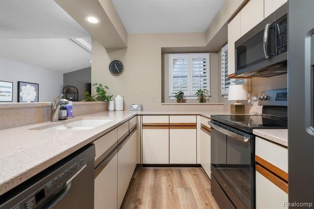 6625 Fireside Court, West Bloomfield Charter Township, MI 48322