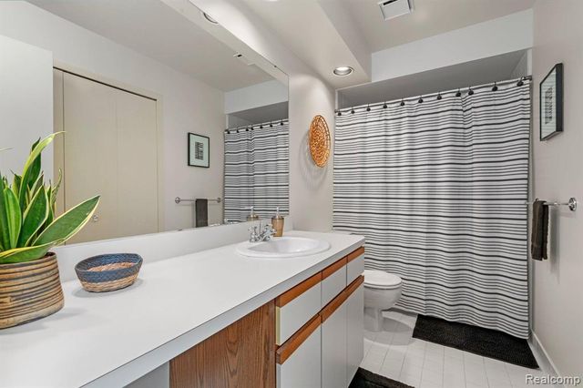 6625 Fireside Court, West Bloomfield Charter Township, MI 48322