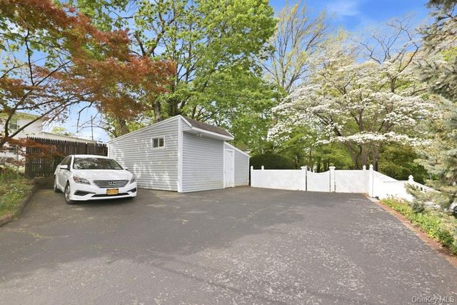 16 Glen Lane, Glenwood Landing, NY 11547