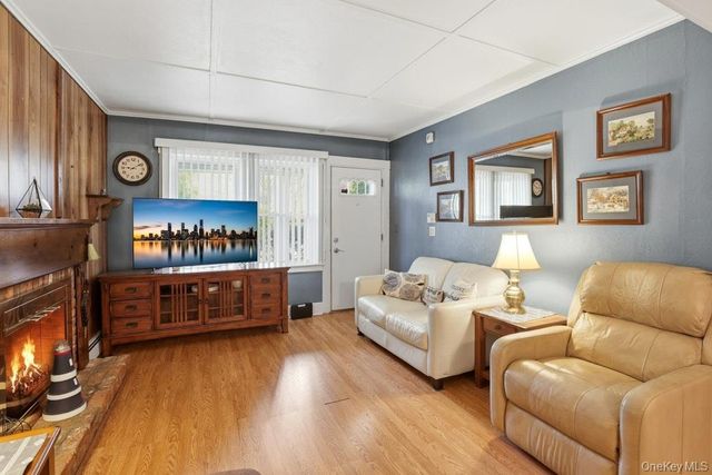 16 Glen Lane, Glenwood Landing, NY 11547