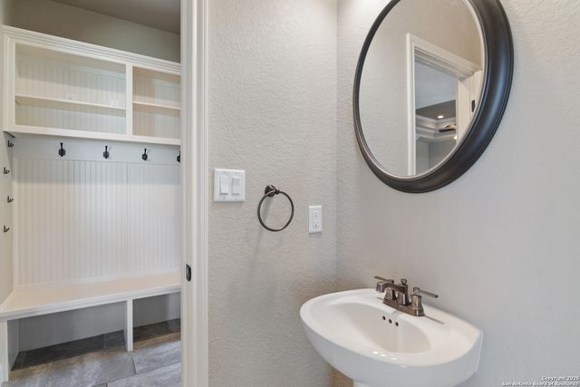 112 Elk Run, La Vernia, TX 78121