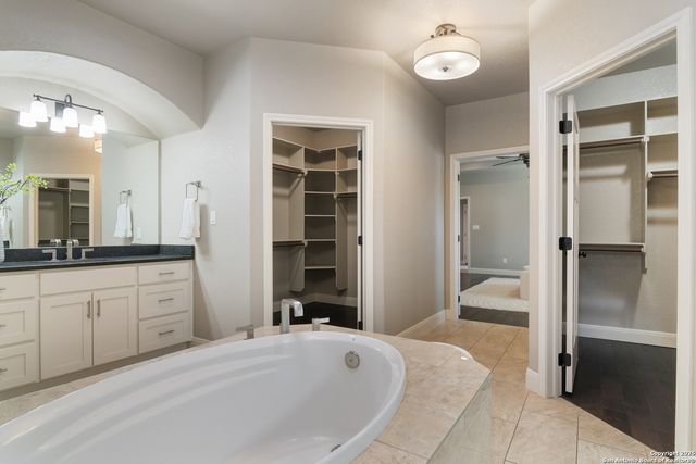 112 Elk Run, La Vernia, TX 78121