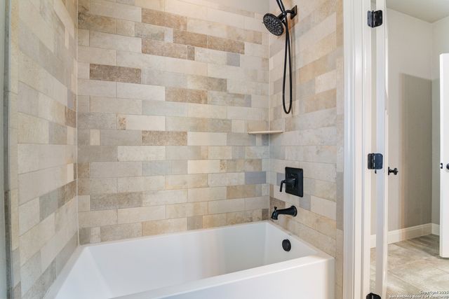 112 Elk Run, La Vernia, TX 78121