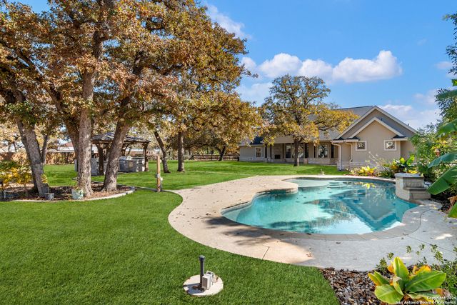 112 Elk Run, La Vernia, TX 78121