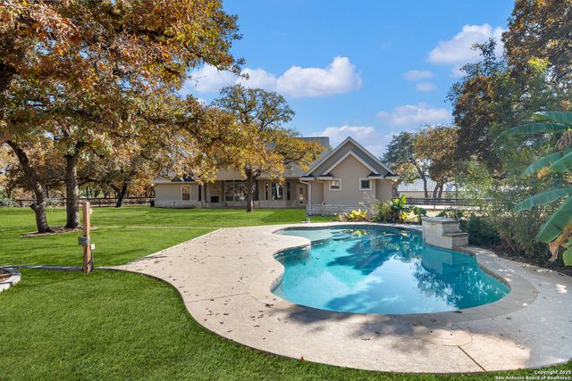 112 Elk Run, La Vernia, TX 78121