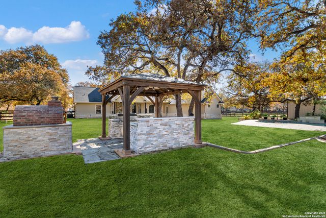 112 Elk Run, La Vernia, TX 78121