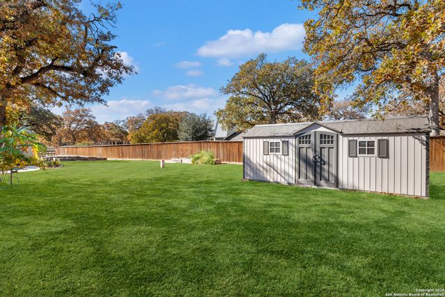 112 Elk Run, La Vernia, TX 78121