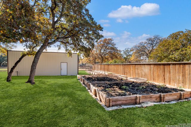 112 Elk Run, La Vernia, TX 78121