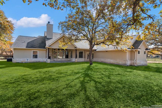 112 Elk Run, La Vernia, TX 78121