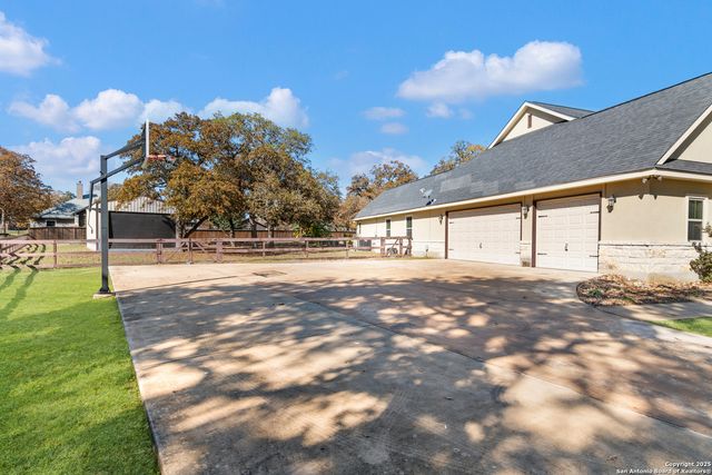 112 Elk Run, La Vernia, TX 78121