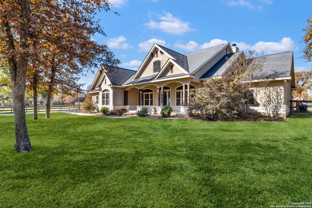 112 Elk Run, La Vernia, TX 78121