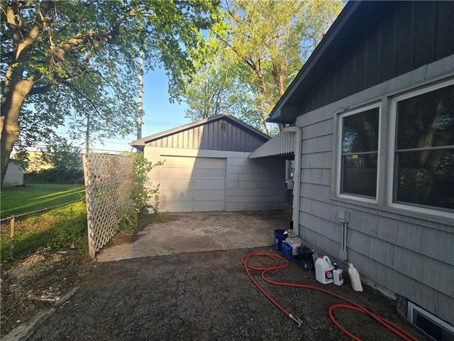 1402 S Dodgion Avenue, Independence, MO 64055