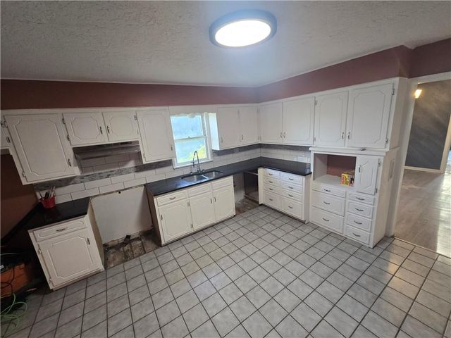 1402 S Dodgion Avenue, Independence, MO 64055
