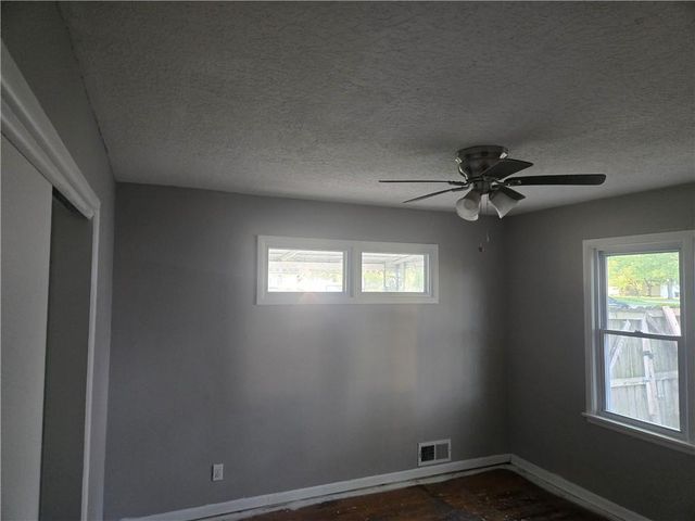 1402 S Dodgion Avenue, Independence, MO 64055