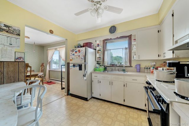 35 Wyandotte Street, Selden, NY 11784