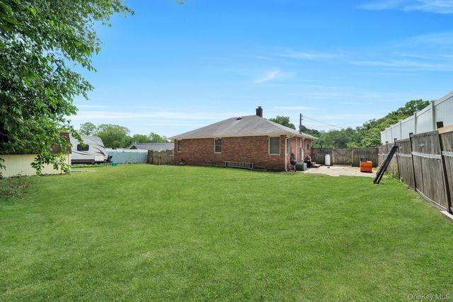 35 Wyandotte Street, Selden, NY 11784