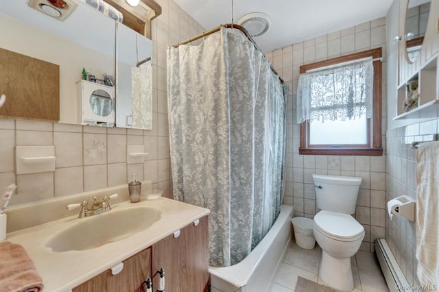 35 Wyandotte Street, Selden, NY 11784